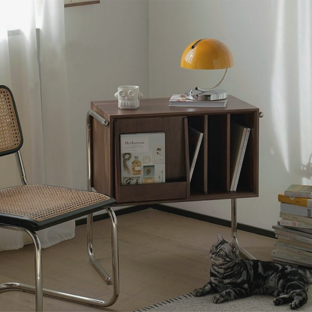 アイアンフレームの家具と合わせると統一感のあるお部屋に。