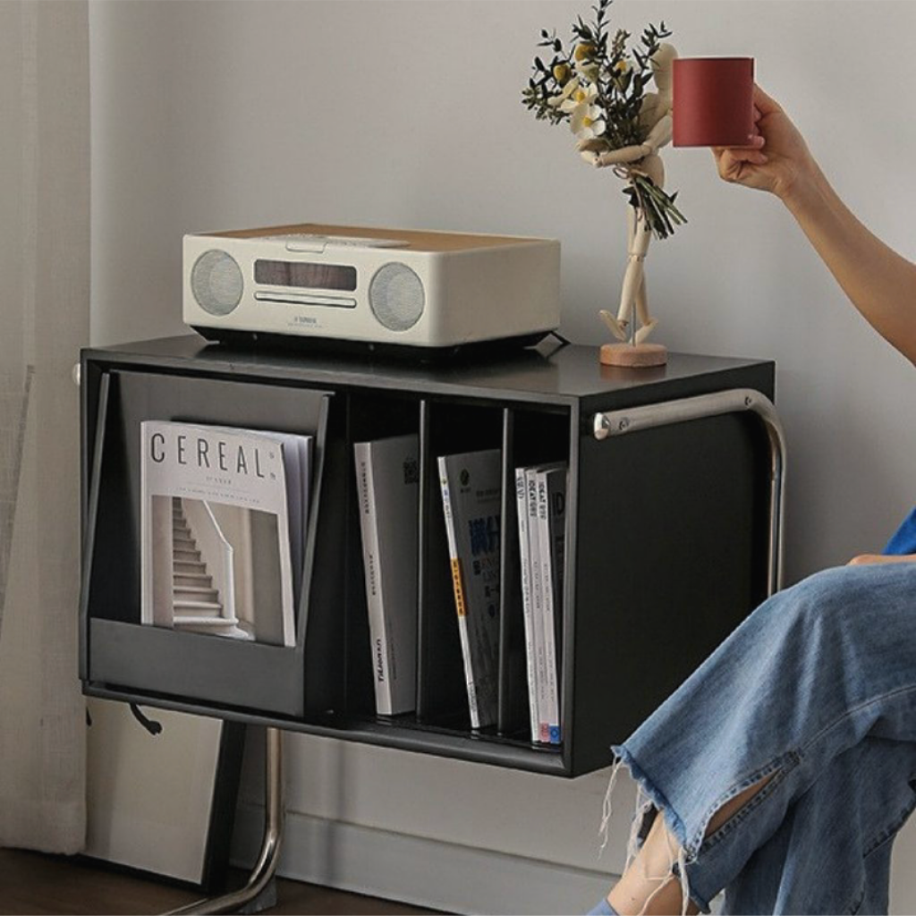 キャビネット上部にもスピーカーやオブジェを置いておしゃれに。