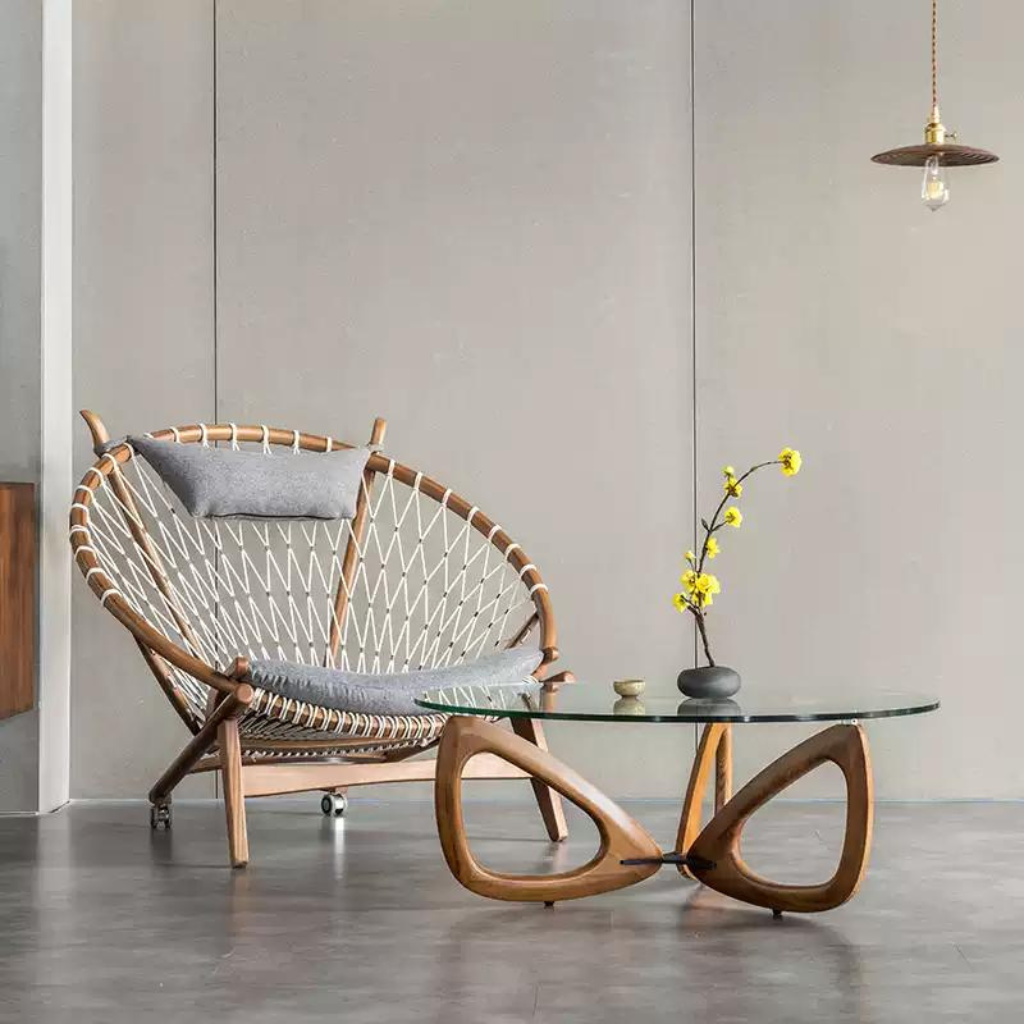 6JOHAN BUTTERFLY LOW TABLE ガラス天板と無垢脚部のローテーブル 自然光の差し込むリビングインテリア例