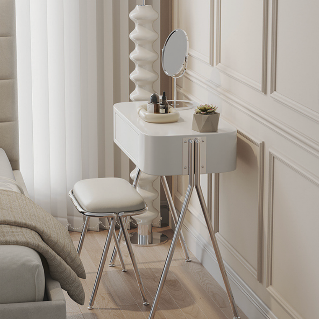 コンパクトでミニマルなデザインはデッドスペースのデスク活用に最適です。