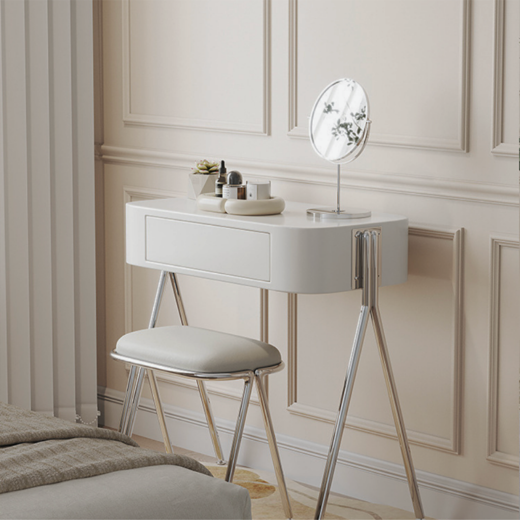 コンパクトでミニマルなデザインはデッドスペースのデスク活用に最適です。