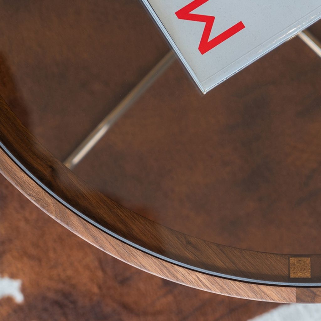 透明感のある天板はアイテムに抜け感やスタイリッシュな雰囲気を演出。