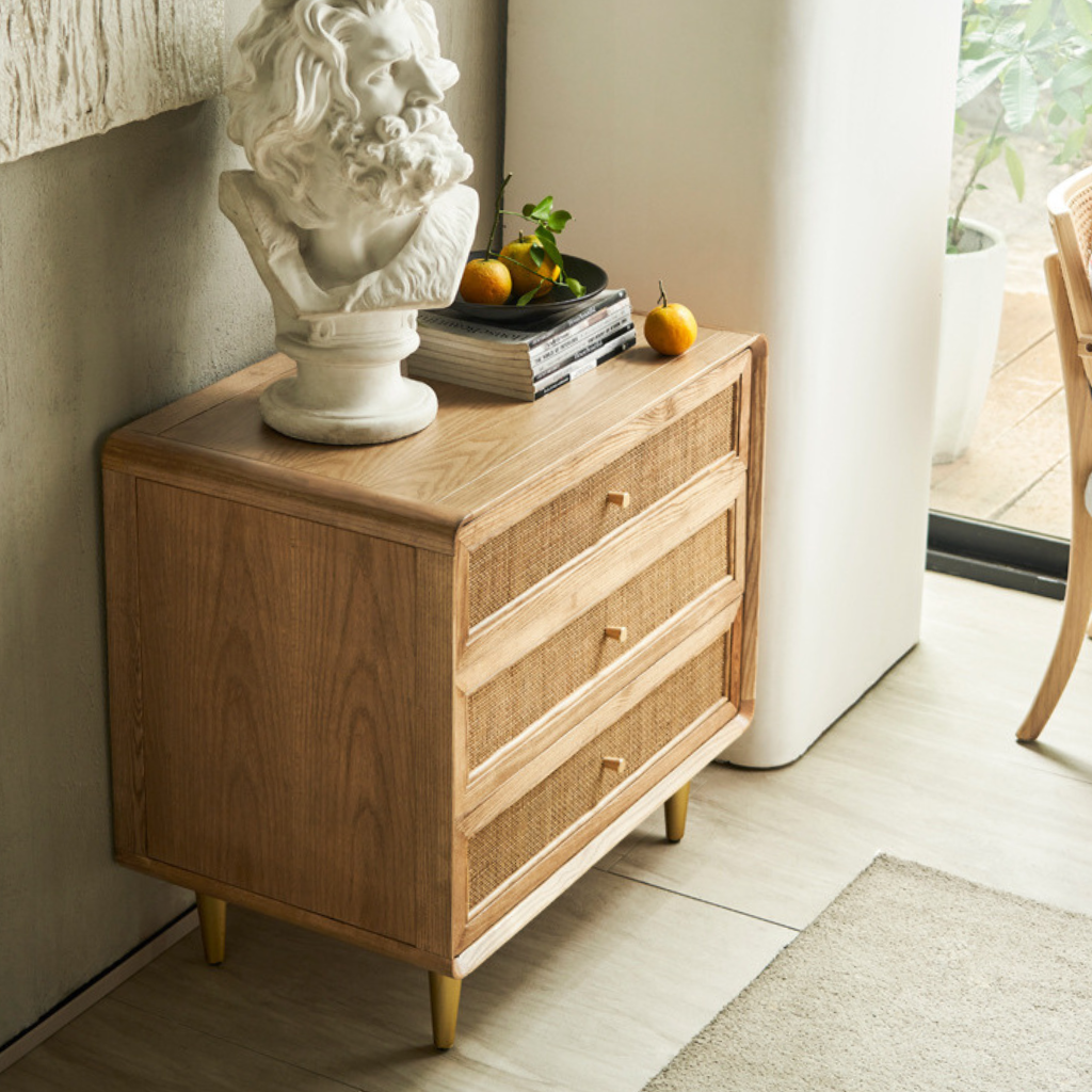 6JOHAN Natural Texture Compact Chest 横からのディテール 無垢材のフレームと滑らかな面取りが特徴の収納家具