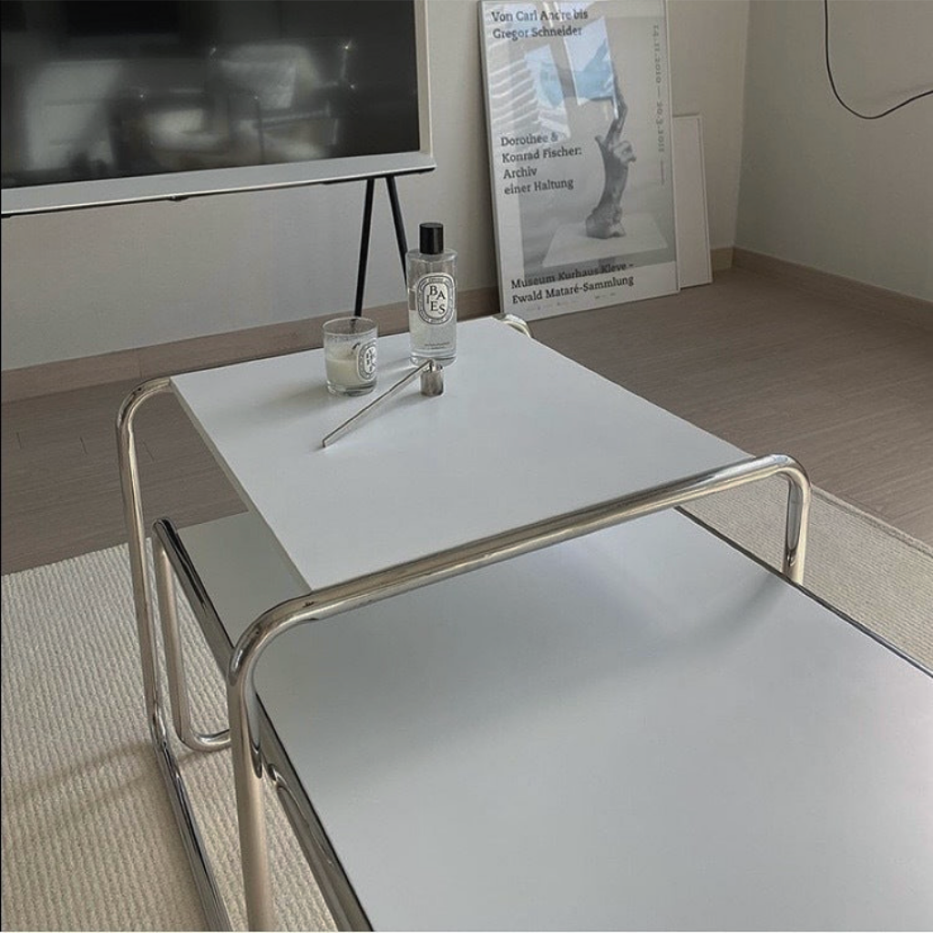 ロングタイプのテーブルと組み合わせてネストテーブルとしての使用もおすすめ。お部屋に奥行や立体感を与えます。