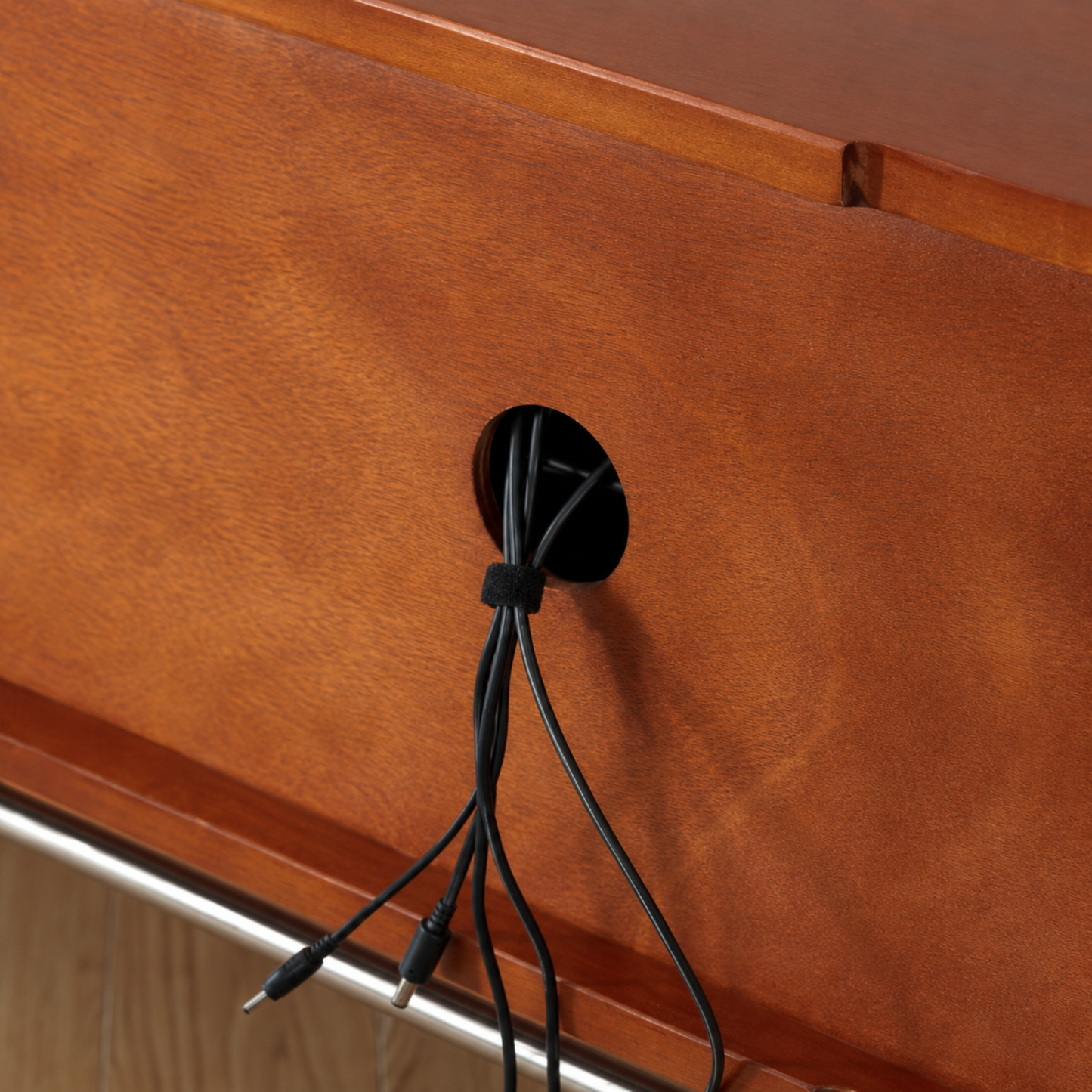 木製テレビボードのケーブル穴