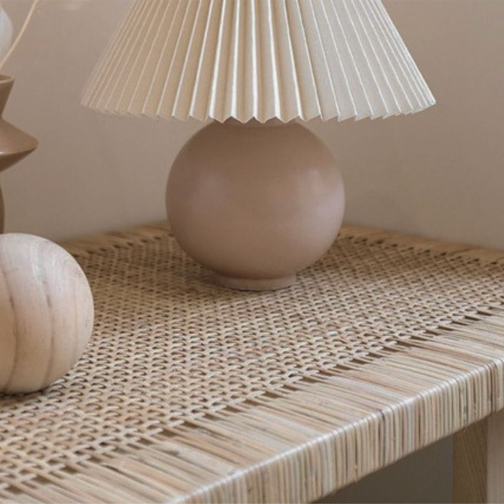 天板はトレンドのラタンで編まれたおしゃれなデザイン。