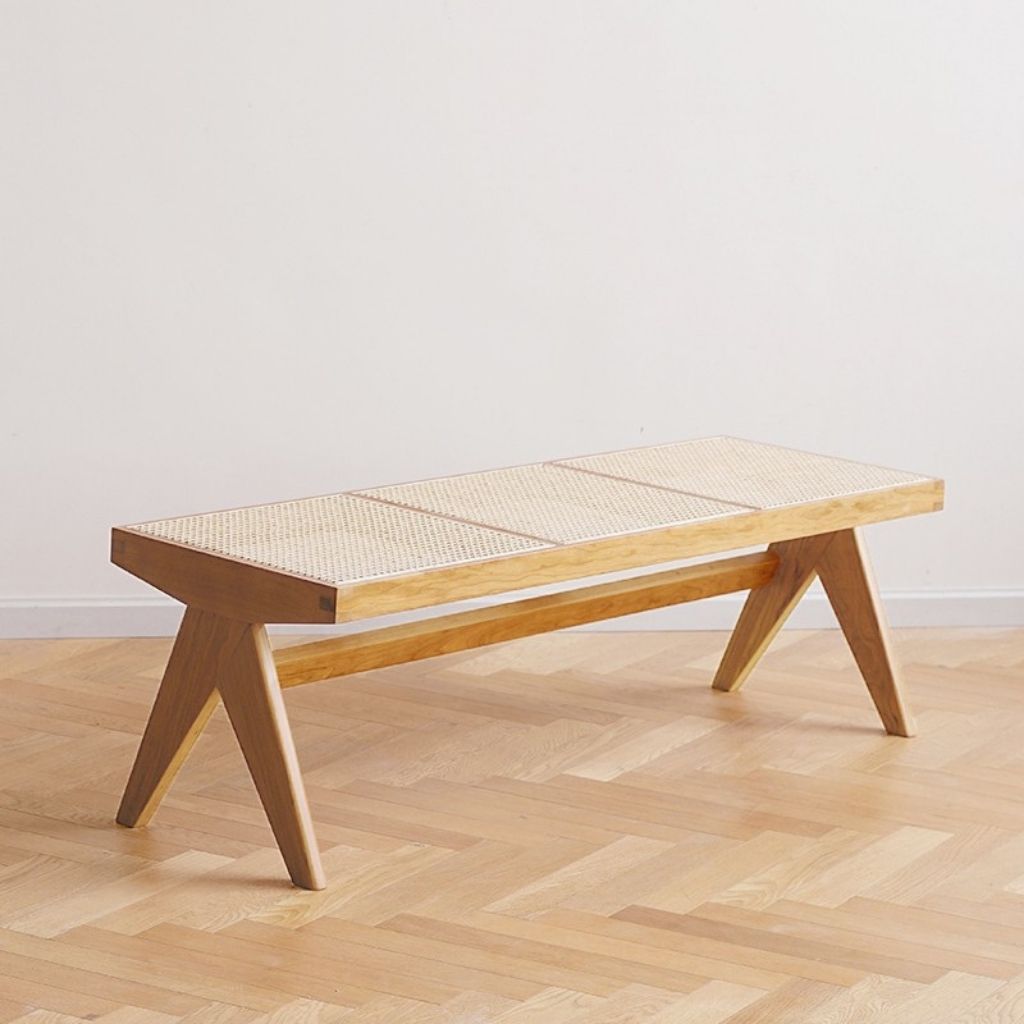 ウッドの木目や質感が空間に抜け感を演出するナチュラルカラー。