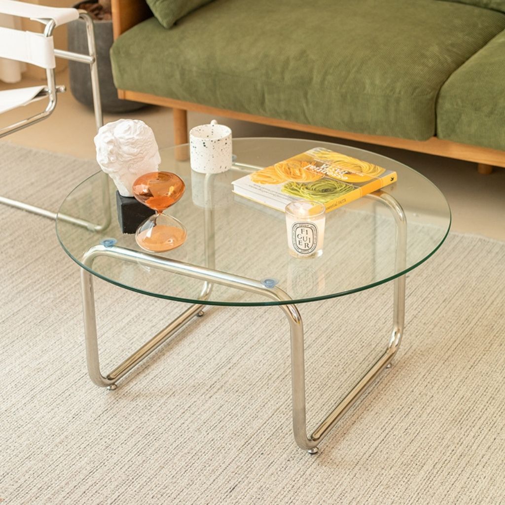 空間に洗練された印象を与えるガラステーブル。