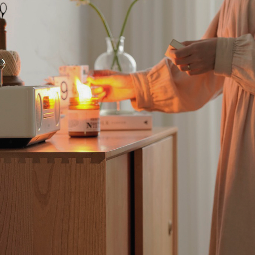 天板には小物をディスプレイして空間をお洒落に。