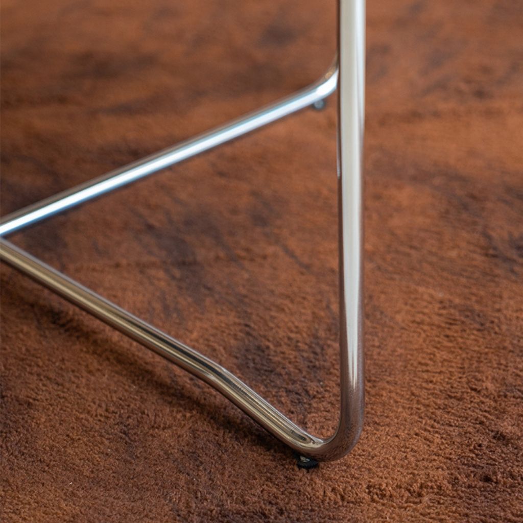 モダンで強度のあるアイアン脚が汎用性に優れたポイント。