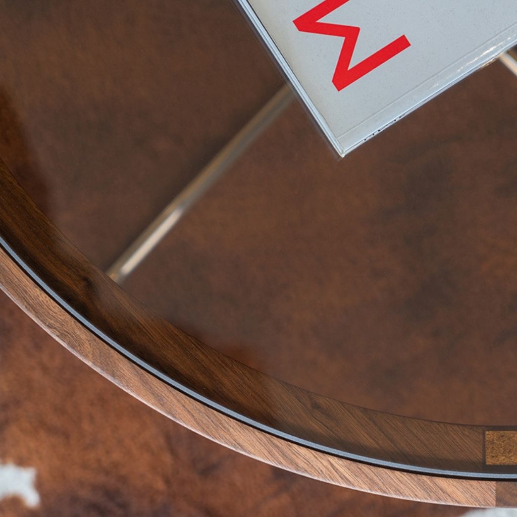 透明感のあるクリア天板がアイテムに開放感と抜け感を演出します。