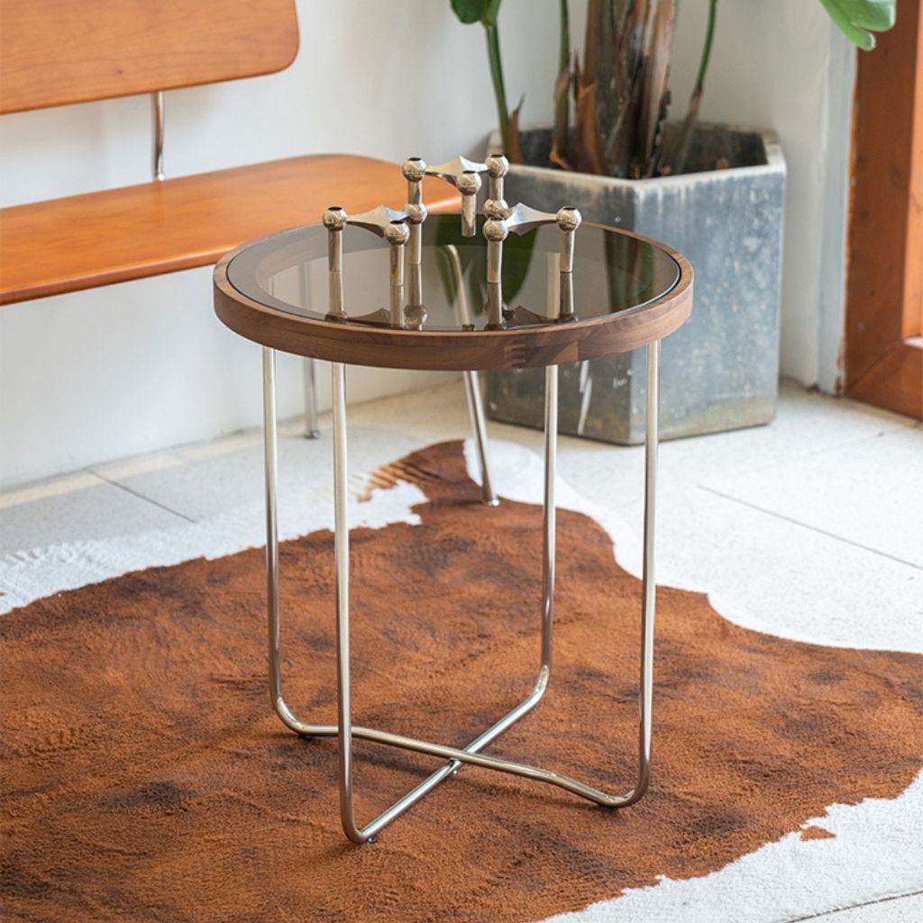 ガラス、ウッド、スチールのトレンド素材をバランス良く落とし込んだデザインが魅力的。