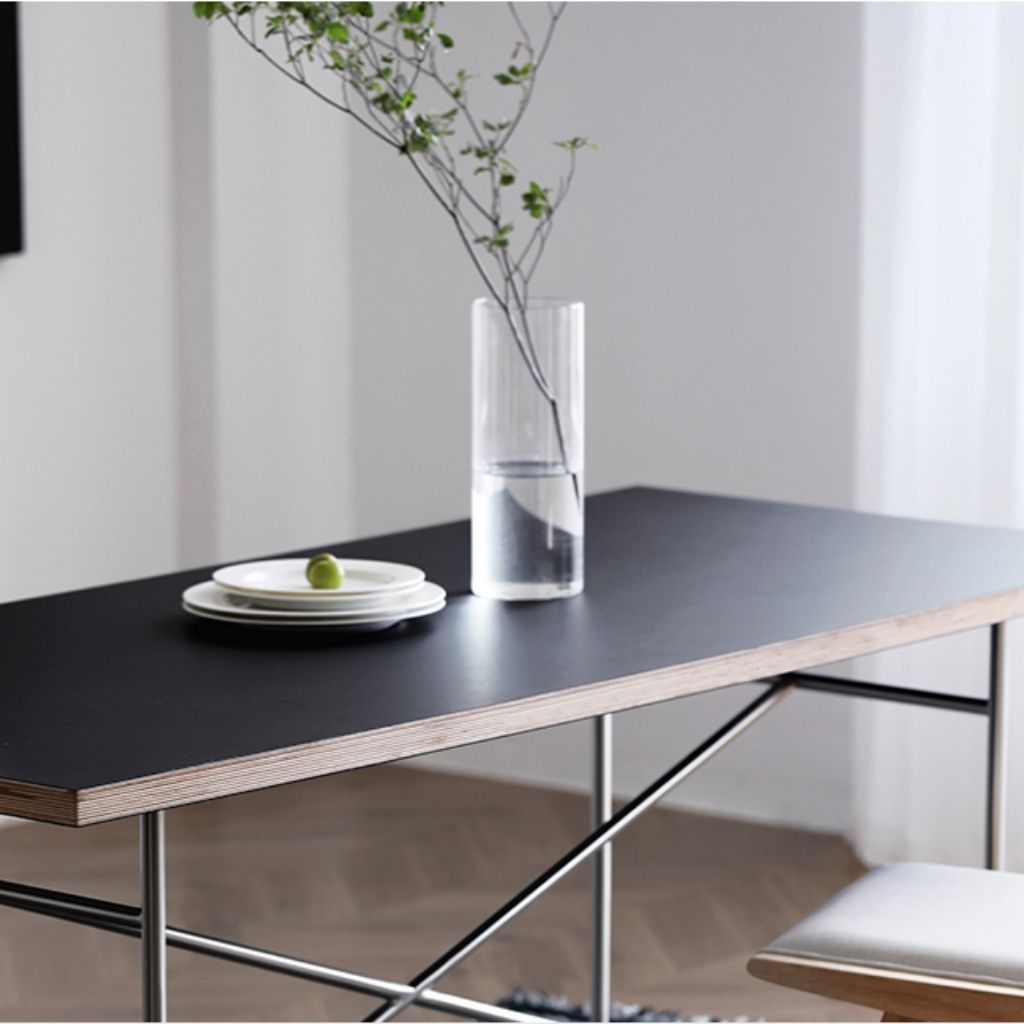 植物やオブジェを設置して特別感のあるダイニングに。