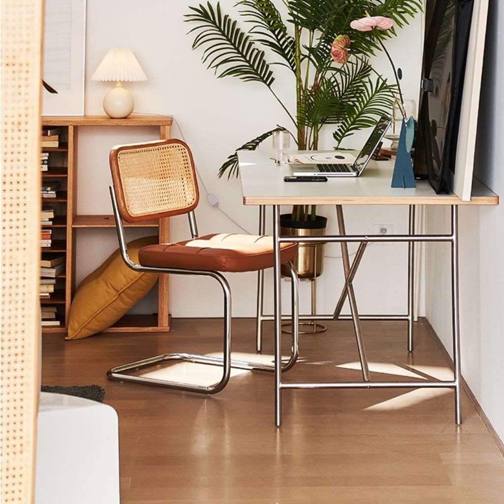 スチール脚のチェアと合わせて統一感と一体感のあるワークスペースに。