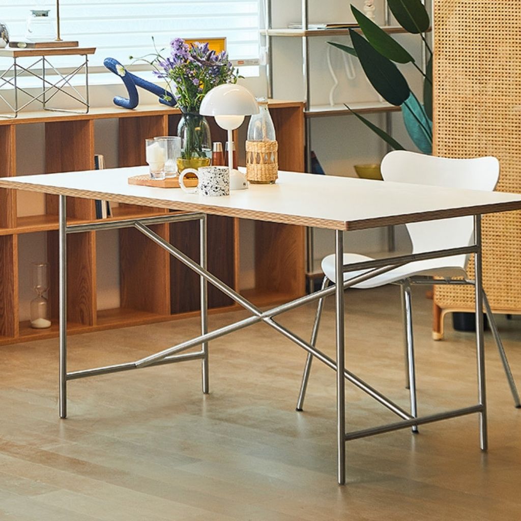 デザイン性と使い勝手に優れたデザインはリモートデスクやダイニングテーブルに最適です。