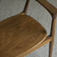 6JOHAN ウォルナット無垢材チェア 座面の質感と木目ディテール クローズアップ写真
