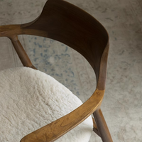 6JOHAN アームチェア 背もたれと座面の接合部ディテール ウォルナットとファブリックの質感
