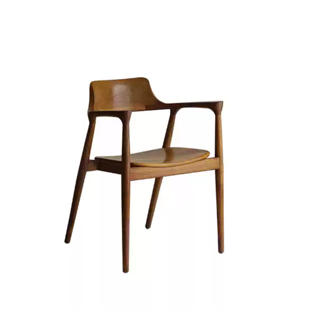 6JOHAN ウォルナットチェア 正面写真 ミニマルデザインの木製アームチェア
