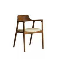 6JOHAN ウォルナットチェア 斜め構図 サイドフォルムとファブリック座面の立体感
