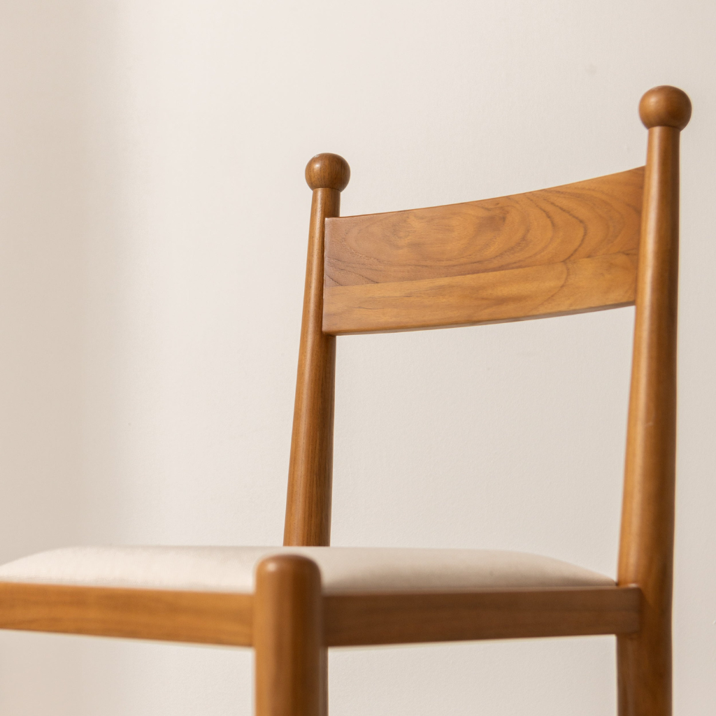 6JOHAN Ball Accent Fabric Dining Chair 背もたれディテール 滑らかなカーブと天然木の質感が魅力
