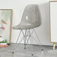 モダンな雰囲気を演出するクリアブラック。