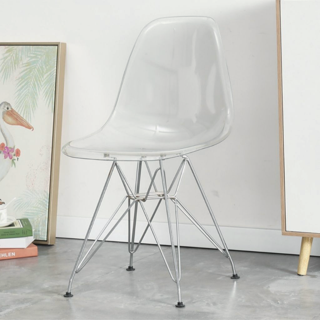 開放感と抜け感を演出するクリアチェアです。