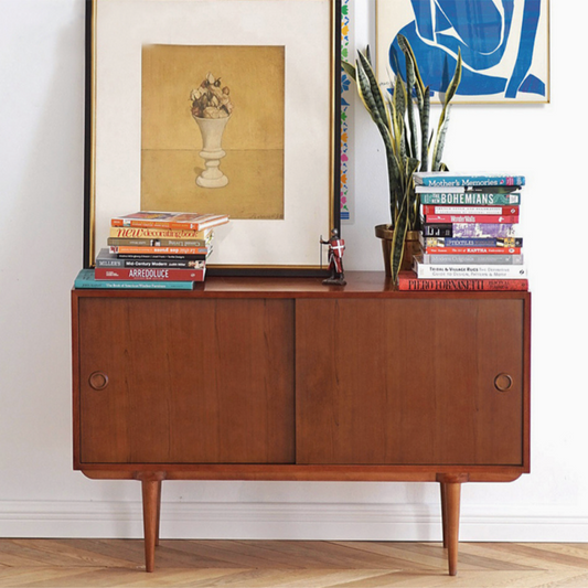 6johan ラタン扉サイドボード。ミッドセンチュリー調の木製キャビネットをアートと本でディスプレイしたリビングコーディネート。