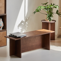 6johan 木製ローテーブル。深みのあるブラウンウッド仕上げのミニマルデザインコーヒーテーブル。