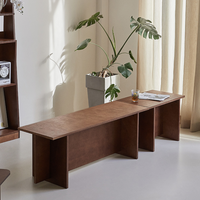 6johan ミニマルウッドテーブルの使用イメージ。観葉植物と組み合わせた落ち着いた北欧インテリア。