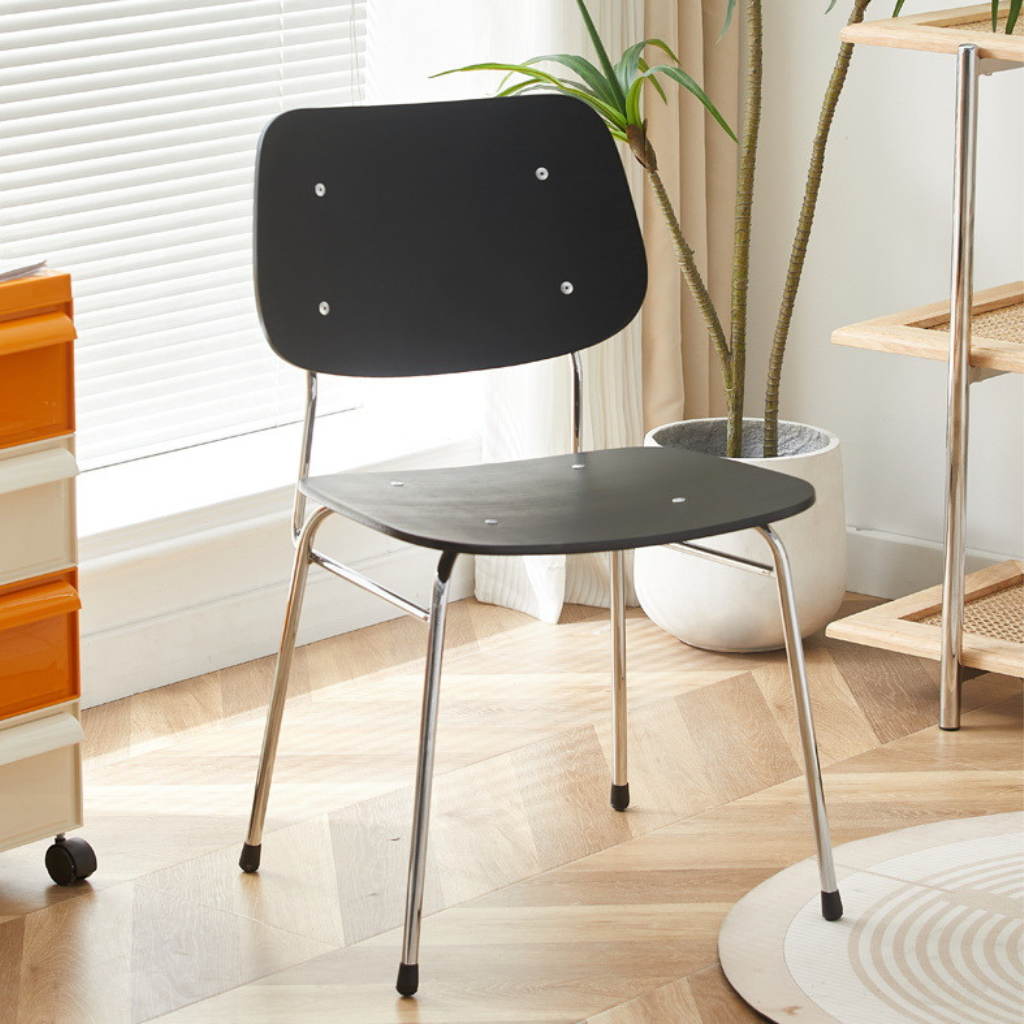 6JOHAN Industrial Plywood Chair ブラックシートのモデル 北欧ミニマルデザインのダイニングチェア
