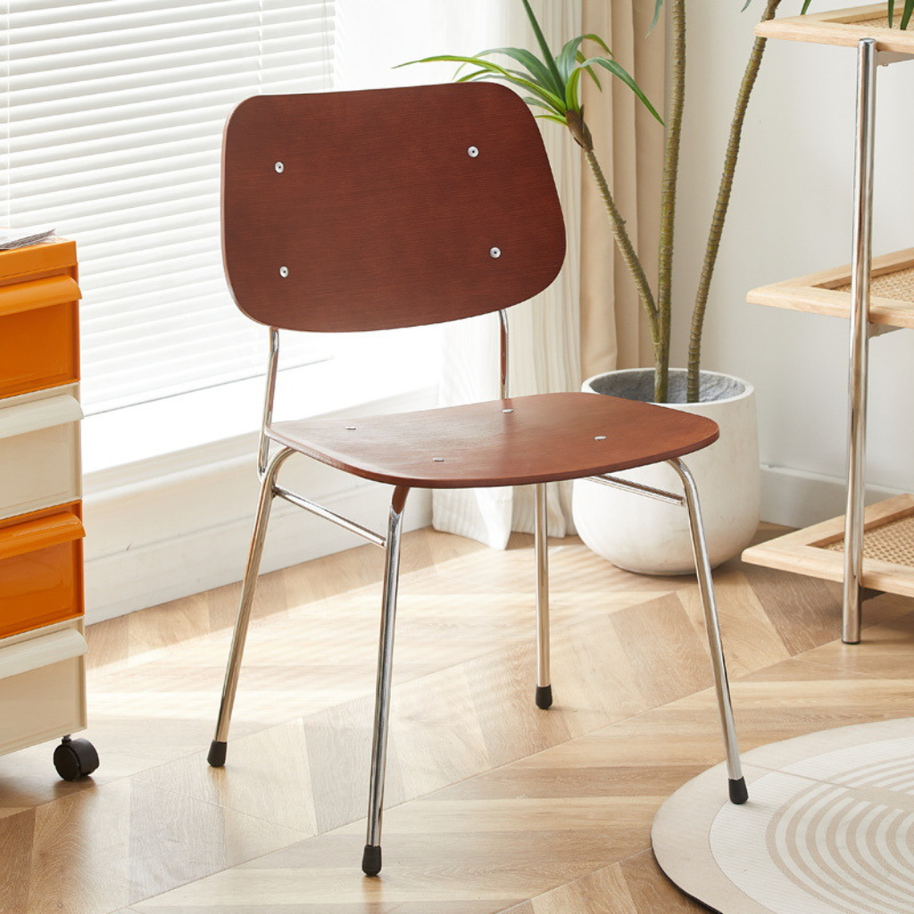 6JOHAN Industrial Plywood Chair ブラックシートのモデル 北欧ミニマルデザインのダイニングチェア
