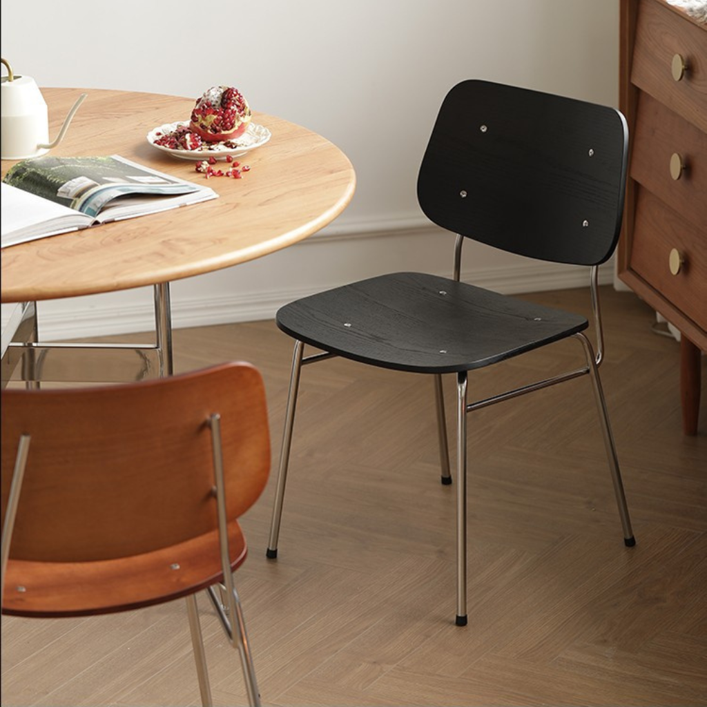 6JOHAN Industrial Plywood Chair ブラックモデルとブラウンモデルの組み合わせ 北欧モダンスタイルの空間例
