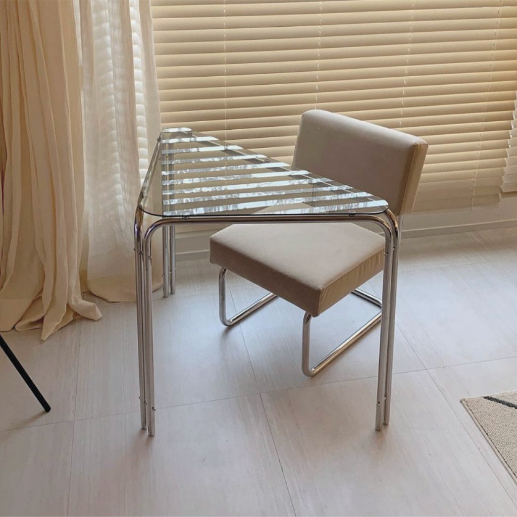 一人暮らしの部屋に置いたコンパクトクリアデスク