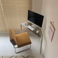 コンパクトクリアデスク 透明感ある省スペースおしゃれデスク – 6JOHAN