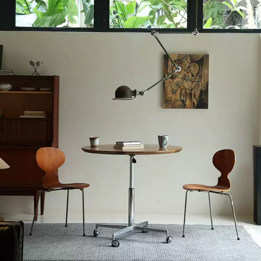 6JOHAN Flexible Modern Table ウォルナット天板とメタル脚のラウンドテーブル 自然光の入るダイニング空間
