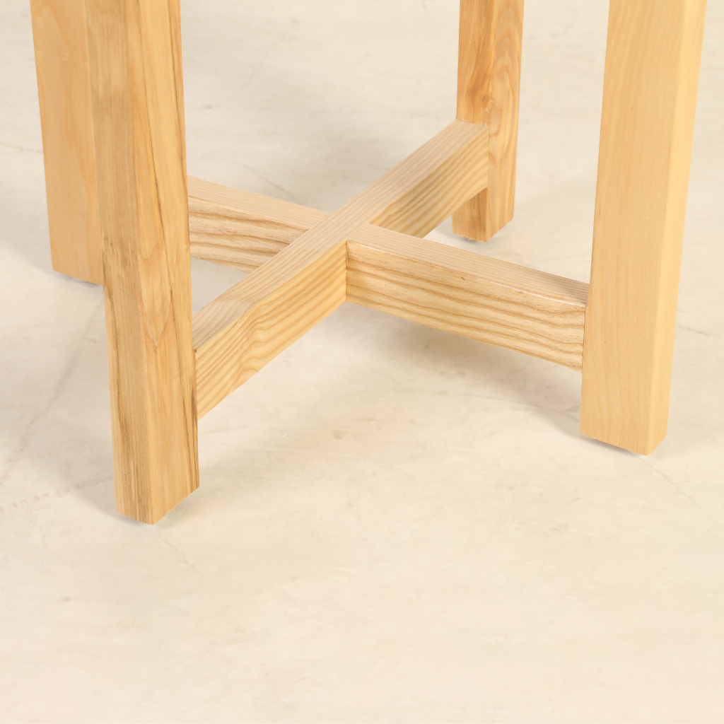 6JOHAN Natural Round Dining Table アッシュ材のクローズアップ 優しい木目が特徴のラウンドテーブル

