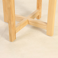 6JOHAN Natural Round Dining Table アッシュ材のクローズアップ 優しい木目が特徴のラウンドテーブル
