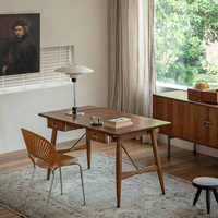 6JOHAN ウォルナット無垢デスク 大きな窓のあるリビングに配置したモダンな作業空間
