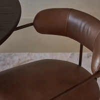 6JOHAN INDUSTRIAL CHAIR 座面ディテール 高級感のあるレザー素材とスチールの質感クローズアップ
