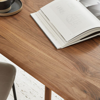 6JOHAN ウォルナットテーブル 天板の質感クローズアップ 自然な木目と滑らかな表面仕上げ
