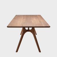 6JOHAN ウォルナットテーブル 側面写真 曲線的な脚デザインと無垢材の立体感
