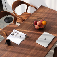 6JOHAN ダイニングテーブル 上面から見たテーブルコーディネート ノートPCと果物を置いた日常シーン
