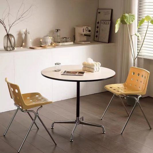 海外テイストの個性的なテーブルから、機能性に優れたリモートデスク