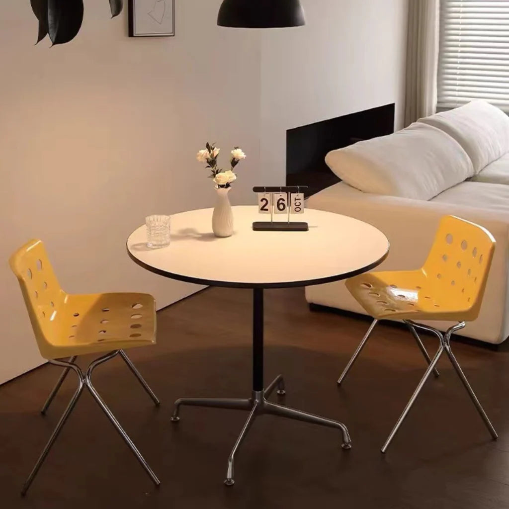 モノトーンラウンドテーブル｜ミッドセンチュリーデザインの省スペース