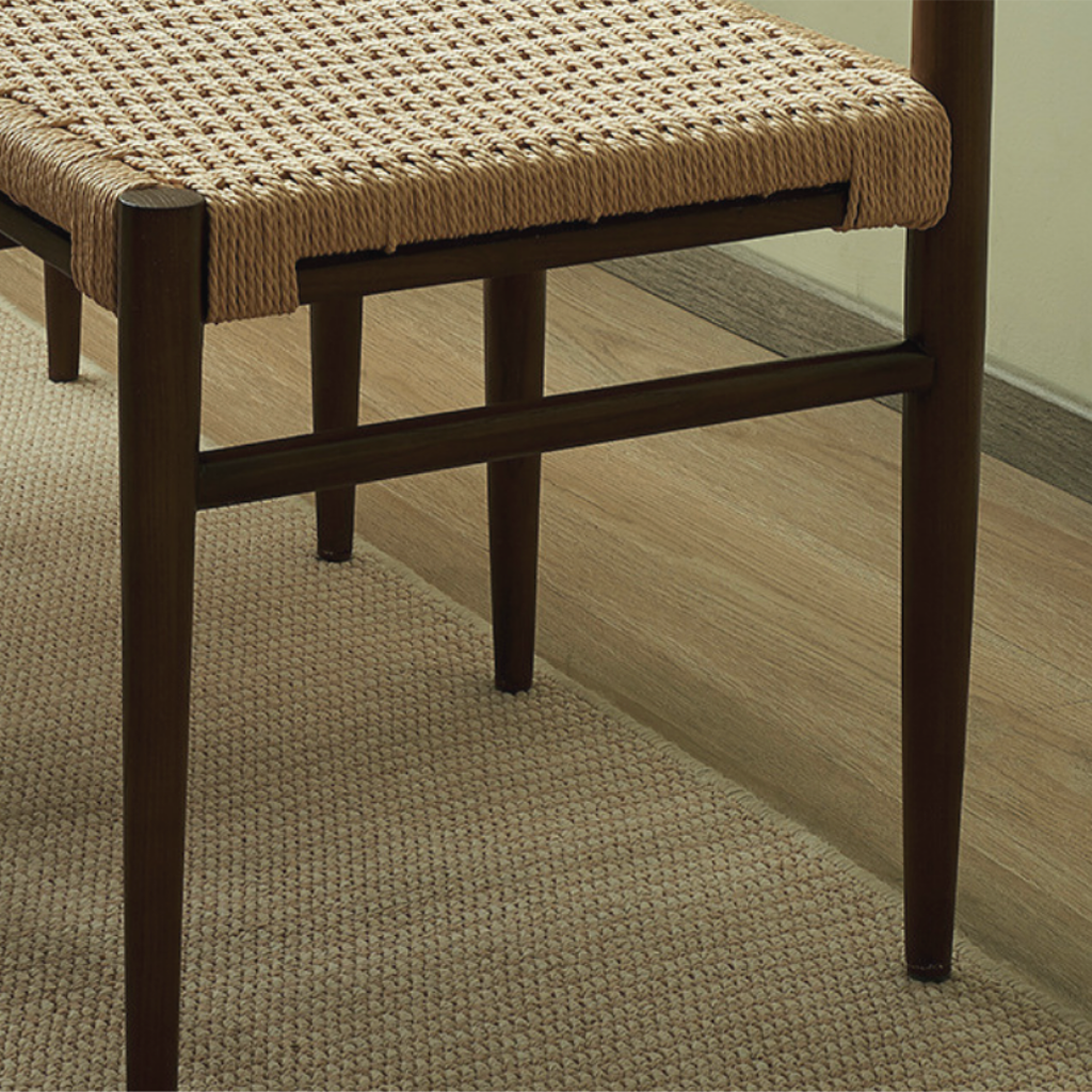タモ材フレームとチェア脚部のディテール