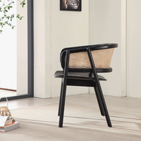 座面はわずかに弧を描いており長時間の使用でも疲れにくいのがポイント。