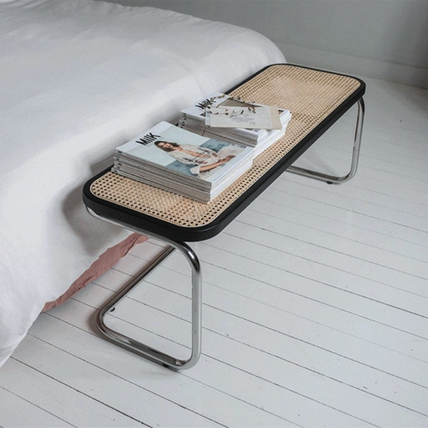 ベッドエンドに設置することで海外テイストのベッドスペースに。