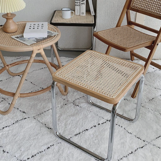 モダンかつナチュラルな雰囲気のテーブルです