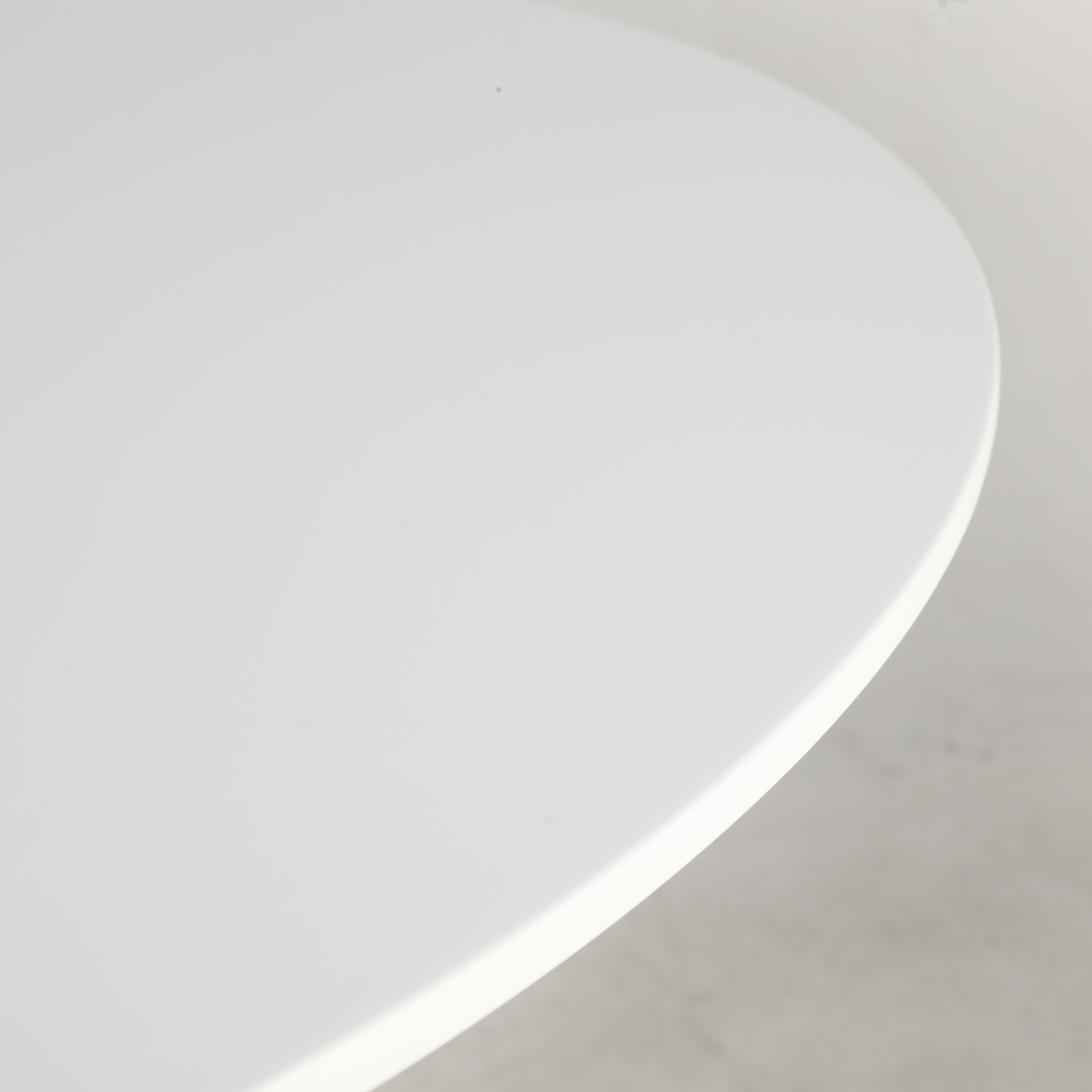 6JOHAN Smooth Dining Table 円形天板のディテール シンプルで滑らかな仕上げのモダンテーブル
