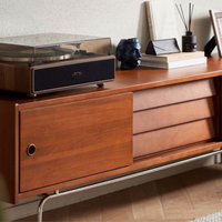 6johan 木製TVボードのディテール。ウォールナット材の美しい木目とスチール脚のコントラスト。